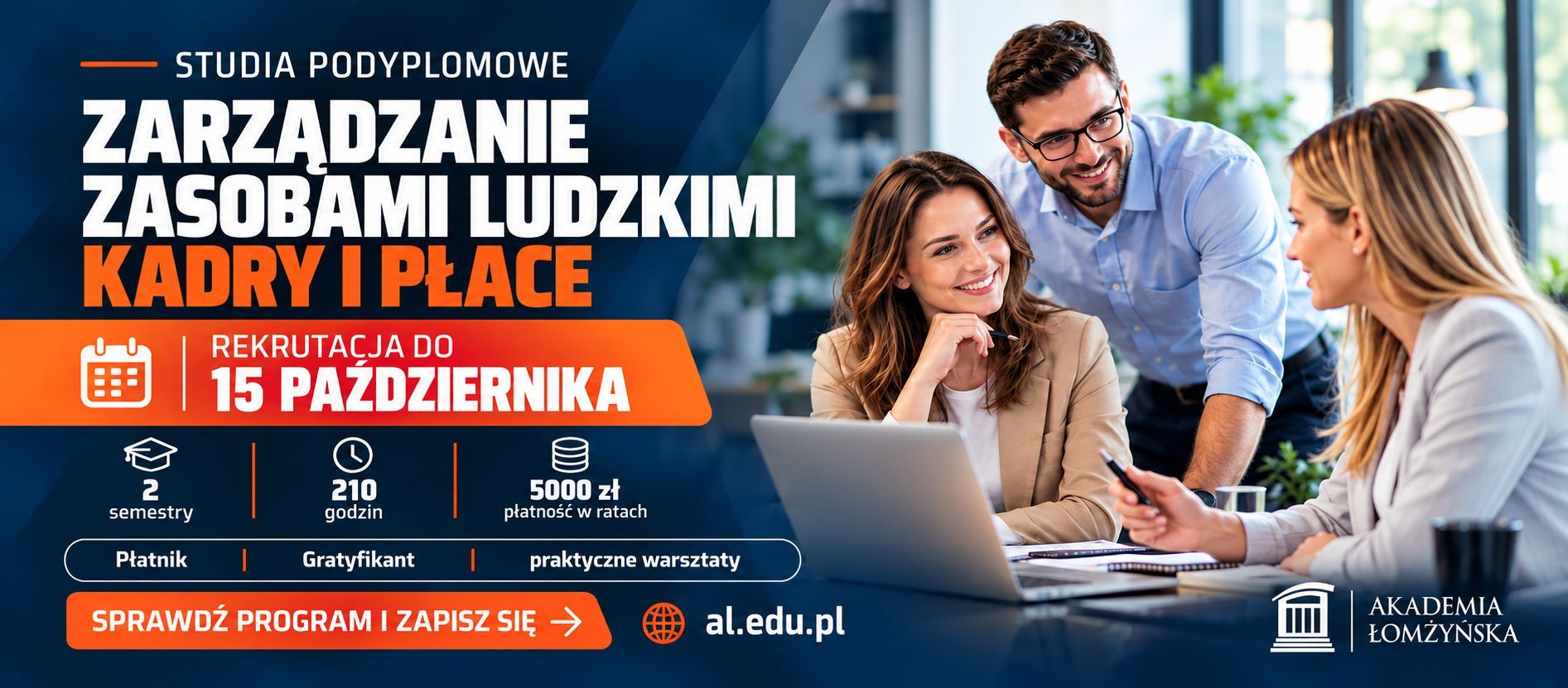 Grafika promująca studia podyplomowe z zarządzania zasobami ludzkimi w Akademii Łomżyńskiej, z informacją o rekrutacji oraz zdjęciem osób pracujących przy stole