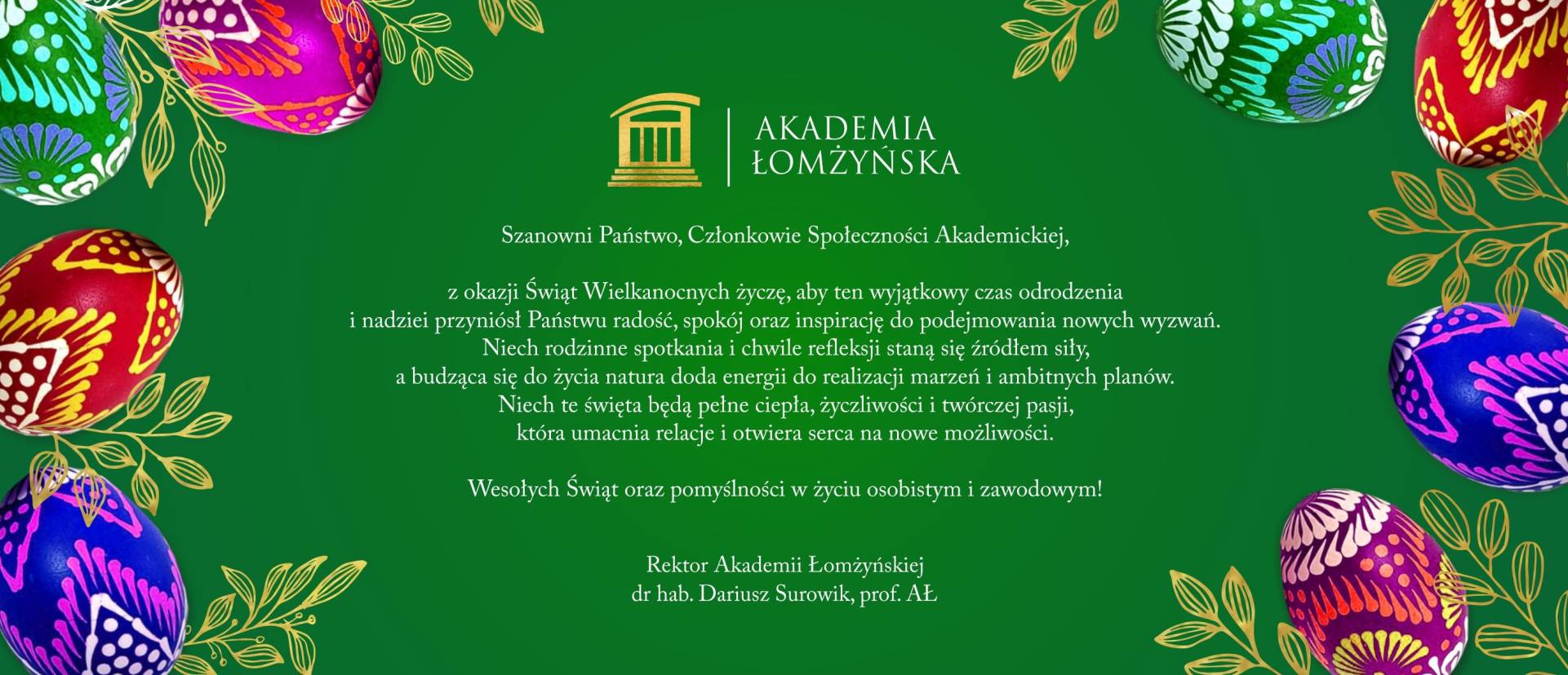Grafika świąteczna z kolorowymi pisankami wokół zielonego tła, zawierająca życzenia wielkanocne od Akademii Łomżyńskiej.