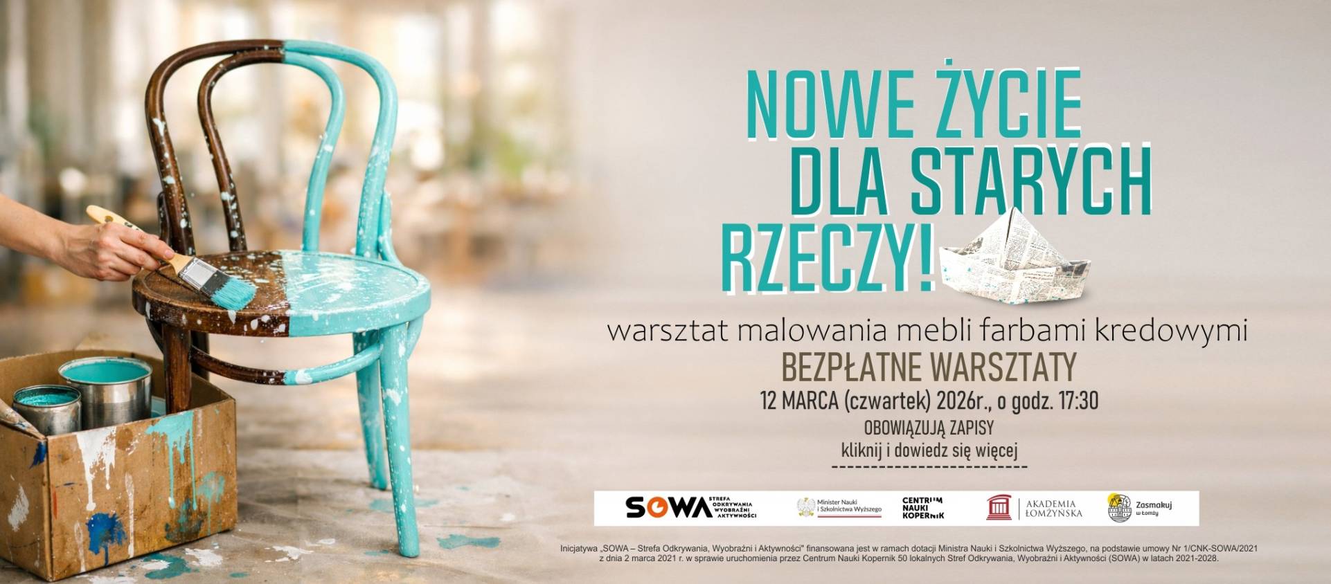Reklama warsztatów odnawiania mebli przedstawia osobę malującą turkusową farbą stare krzesło. Obok stoi pudełko z puszkami farb. Po prawej stronie znajduje się tekst promujący bezpłatne warsztaty malowania mebli farbami kredowymi, wraz z datą, godziną i logotypami organizatorów.