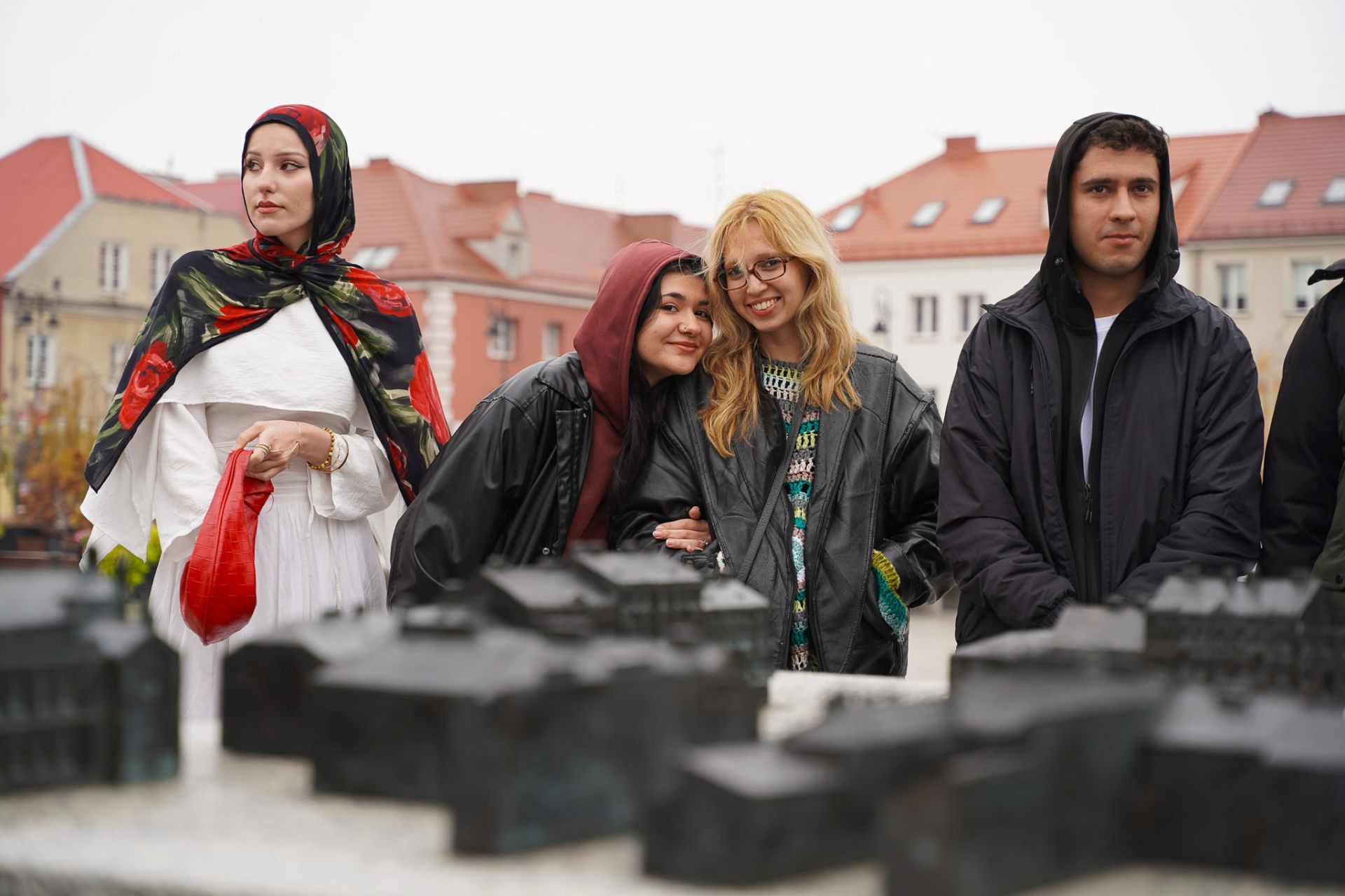 grupa osób pozuje do zdjęcia