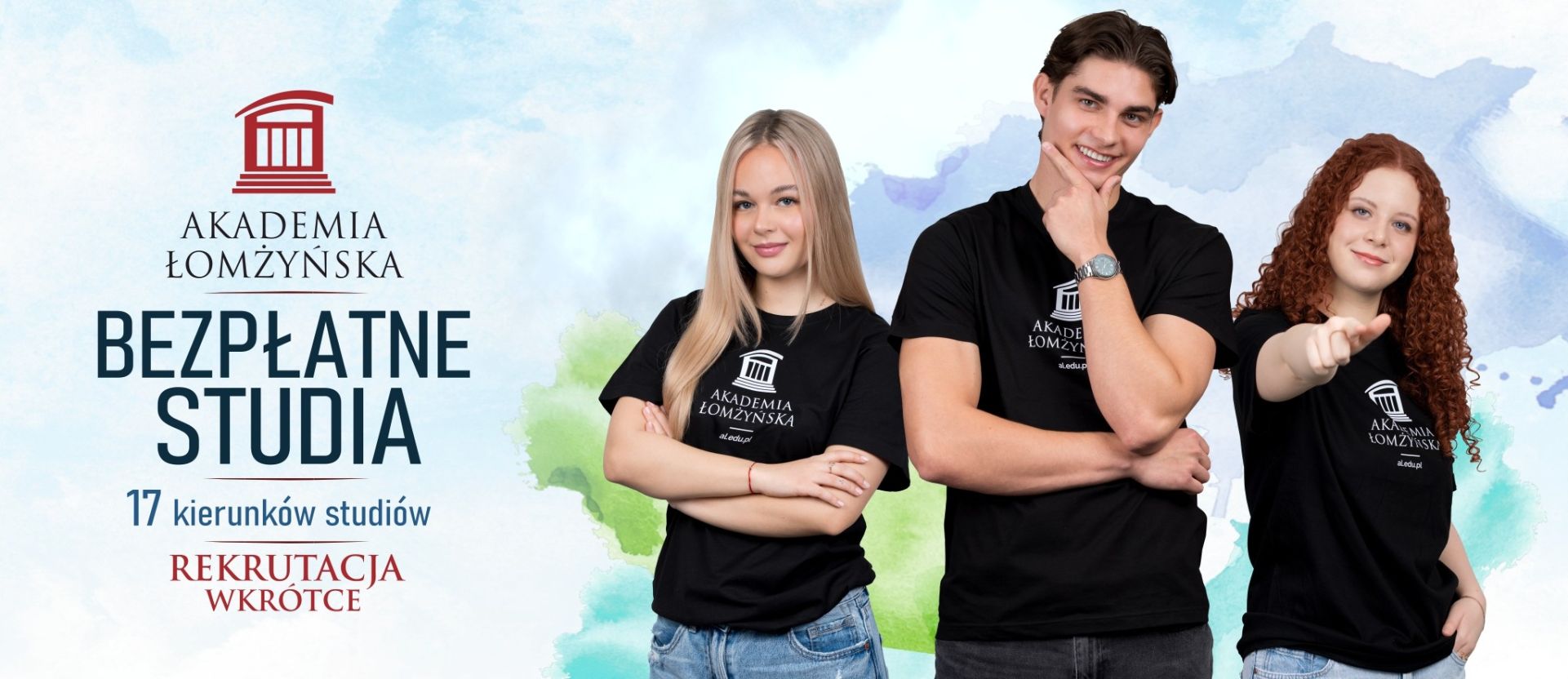 Grafika promocyjna Akademii Łomżyńskiej informująca o bezpłatnych studiach, 17 kierunkach oraz nadchodzącej rekrutacji, z wizerunkiem trzech studentów na tle akwarelowej mapy