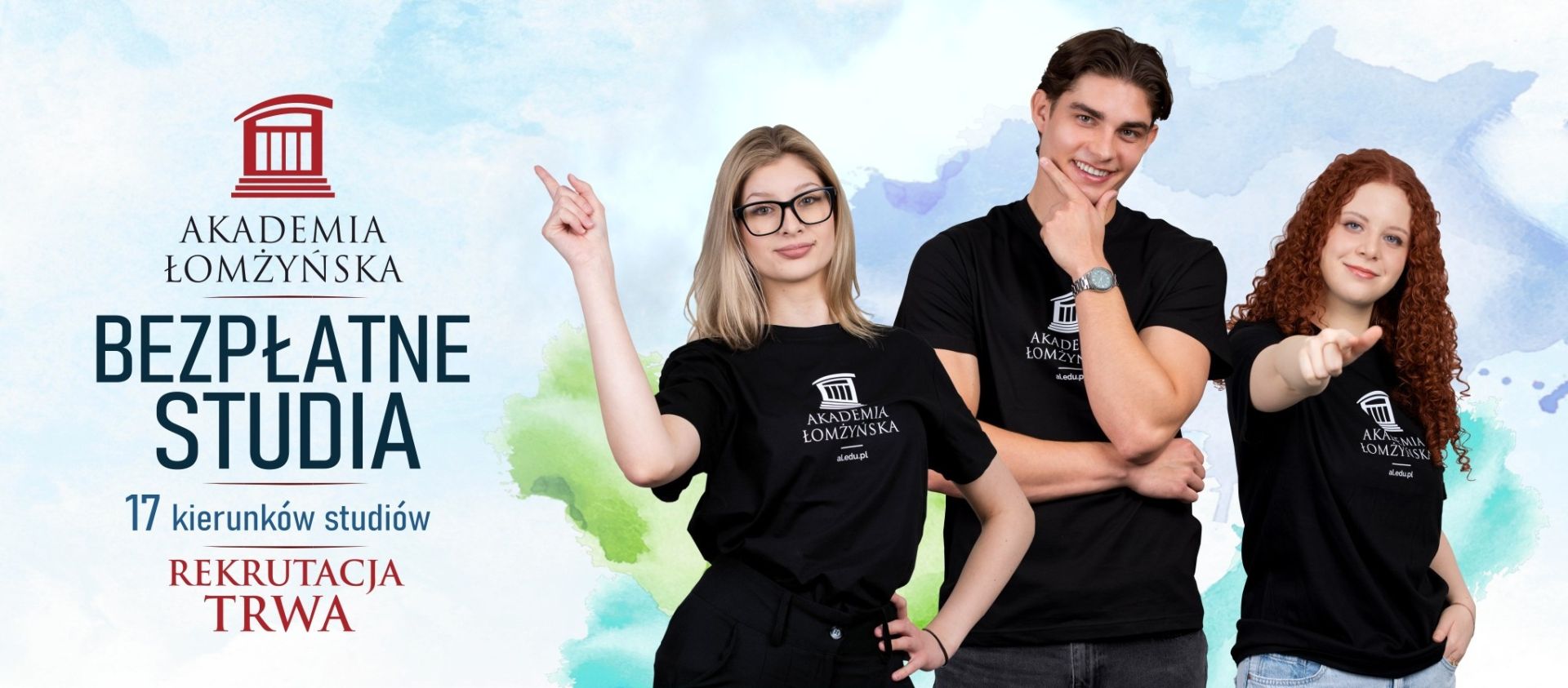 Grafika promocyjna Akademii Łomżyńskiej informująca o bezpłatnych studiach, 17 kierunkach oraz nadchodzącej rekrutacji, z wizerunkiem trzech studentów na tle akwarelowej mapy