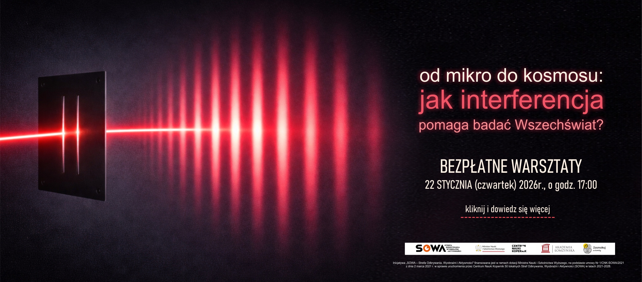 Ilustracja interferencji światła: wiązka lasera przechodząca przez szczeliny, tworząca jasne i ciemne prążki; zapowiedź bezpłatnych warsztatów naukowych.
