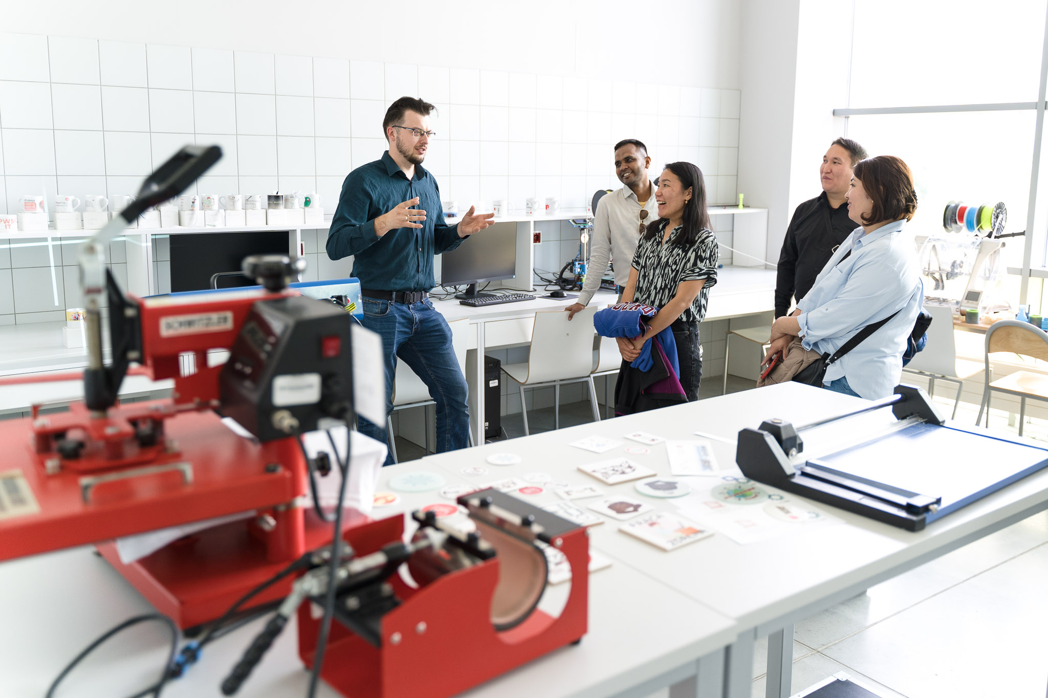 Mężczyzna prezentujący grupie gości laboratorium