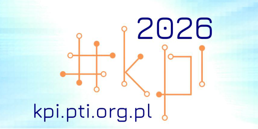 Grafika z napisem „KPI 2026”, gdzie litery „KPI” są stylizowane na sieć punktów i połączeń w kolorze pomarańczowym, z rokiem „2026” w kolorze niebieskim oraz adresem strony „kpi.pti.org.pl