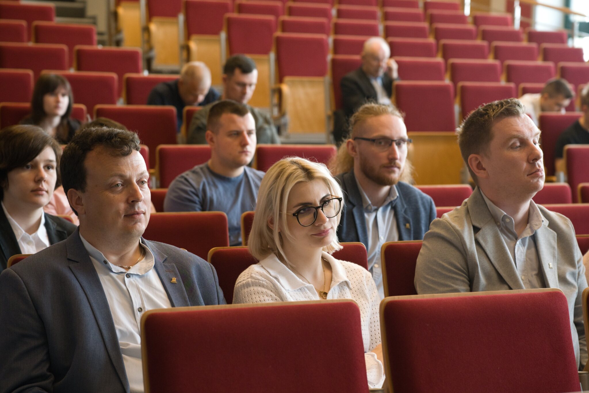 Zdjęcie przedstawia grupę osób na widowni