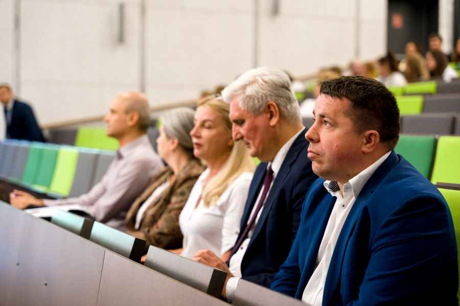 Grupa osób na sali wykładowej