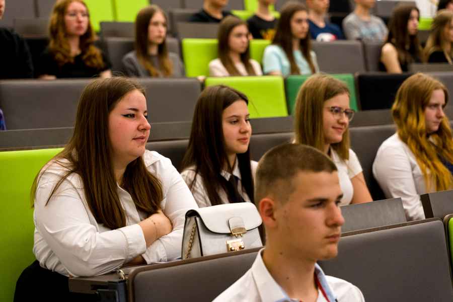 Grupa osób na sali wykładowej