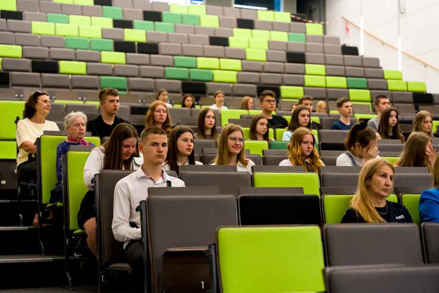 Grupa osób na sali wykładowej