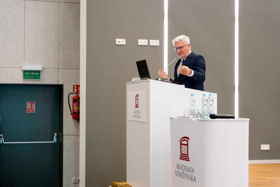 Rektor Akademii Łomżyńskiej przemawiający z mównicy