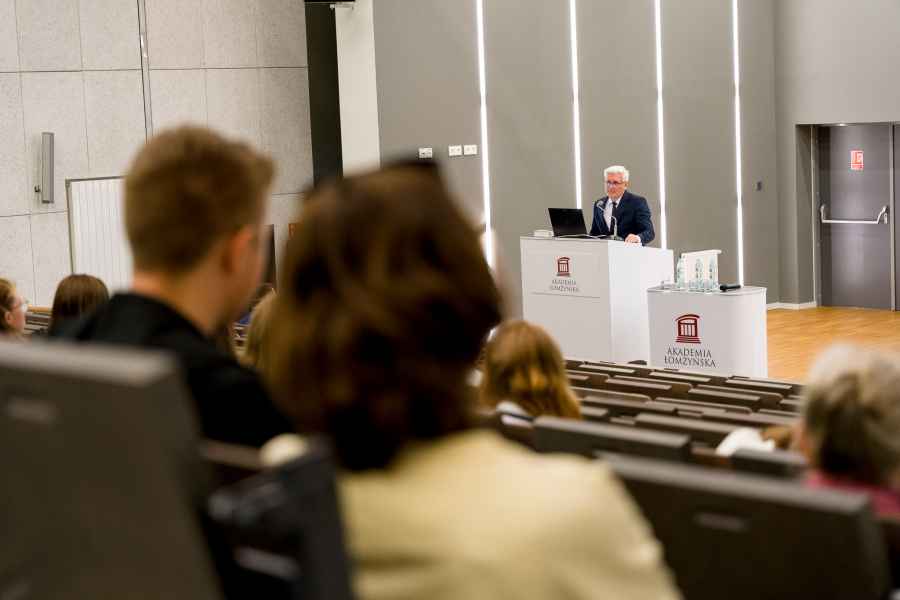 Rektor Akademii Łomżyńskiej przemawiający z mównicy