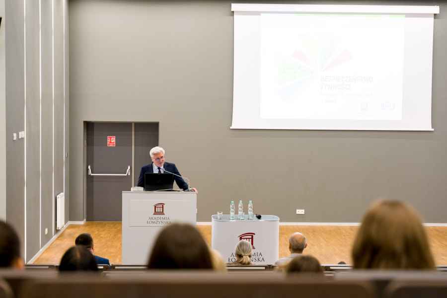 Rektor Akademii Łomżyńskiej przemawiający z mównicy