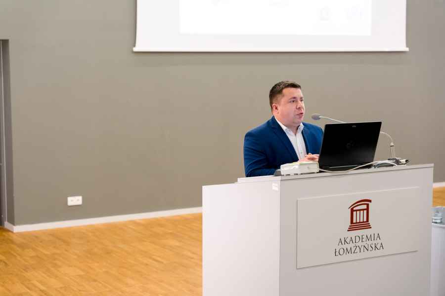 Mężczyzna przemawiający z mównicy