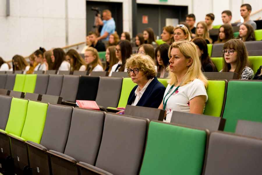 Grupa osób na sali wykładowej