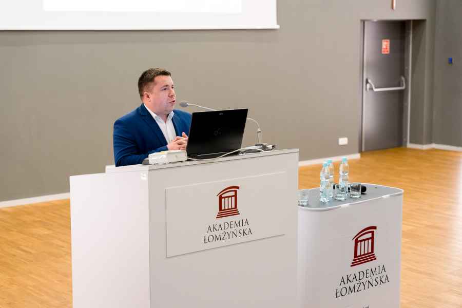 Mężczyzna przemawiający z mównicy