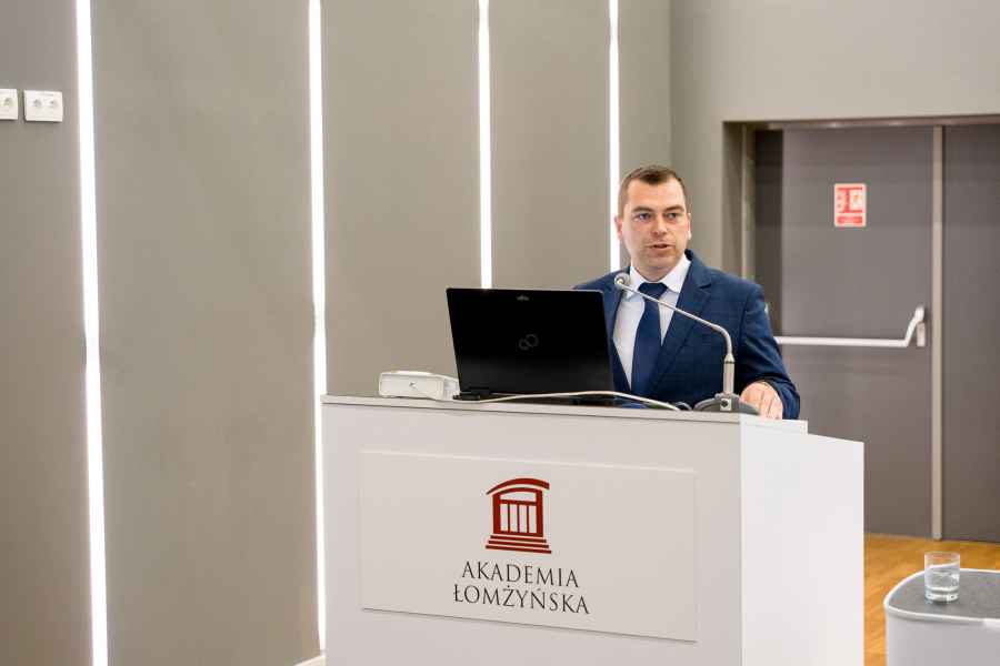Mężczyzna przemawiający z mównicy
