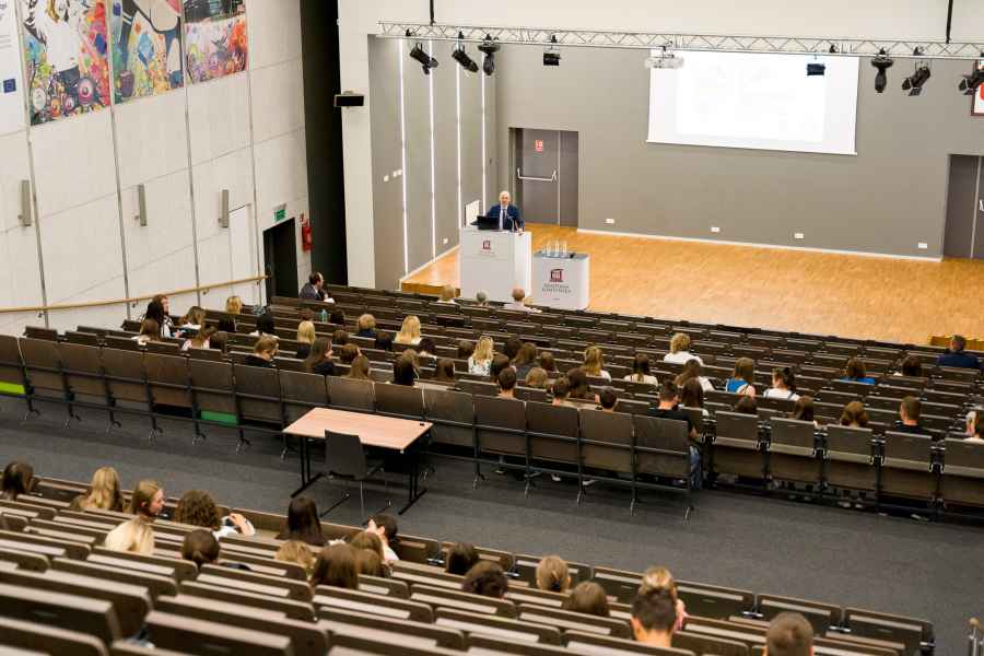 Grupa osób słuchających wykładu na auli
