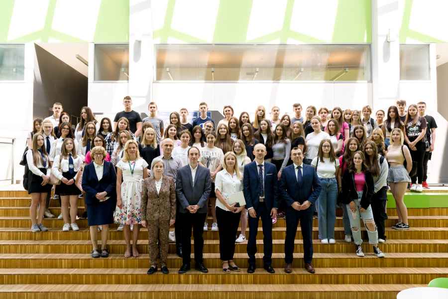 Zdjęcie grupowe na schodach