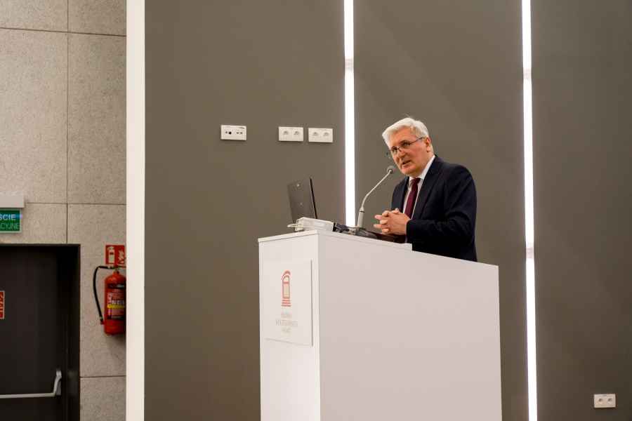 Rektor Akademii Łomżyńskiej przemawiającyz mównicy
