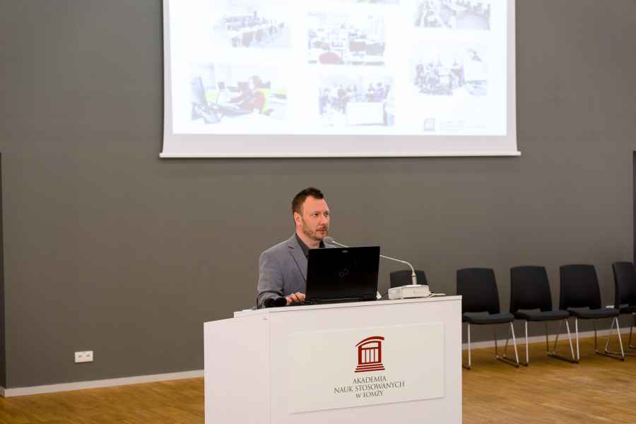 Mężczyzna mówiący przez mikrofon