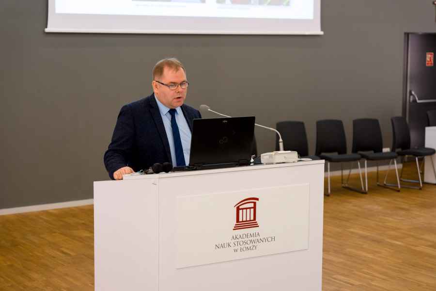 Mężczyzna mówiący przez mikrofon