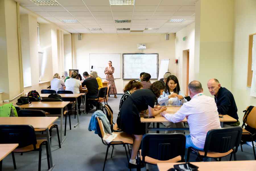 Grupa osób w sali ćwiczeniowej