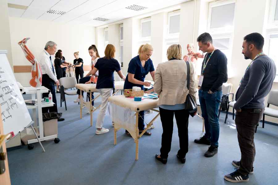 Grupa osób w gabinecie fizjoterapii