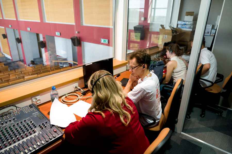 Dwie osoby siedzące przy komputerze