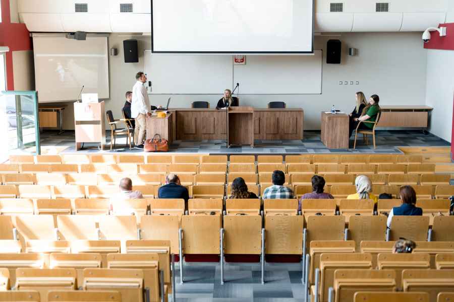 Grupa osób na sali wykładowej