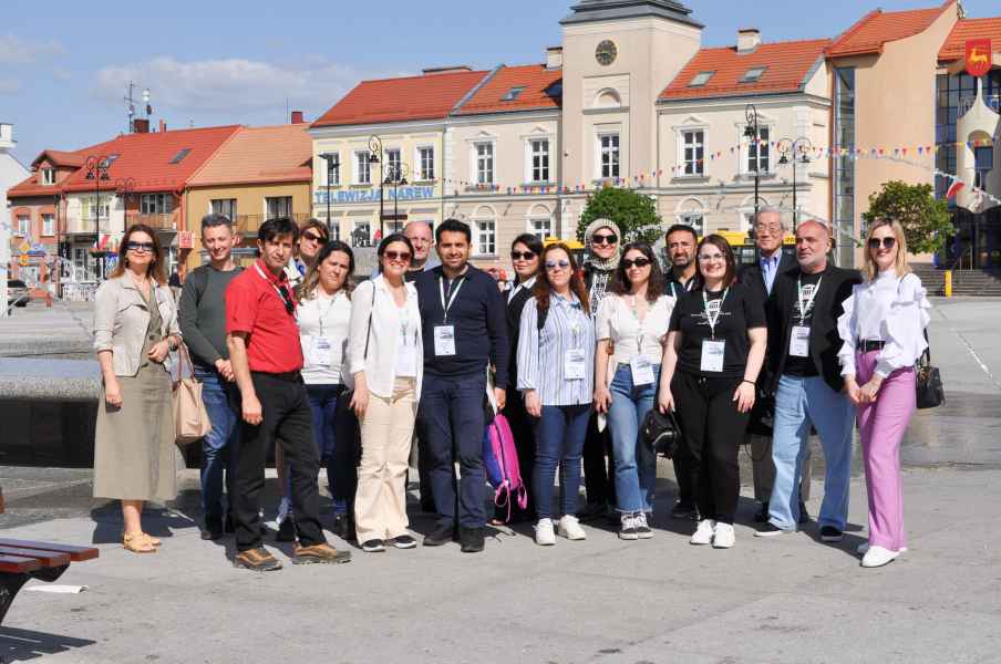 Zdjęcie grupowe na tle starego rynku w Łomży