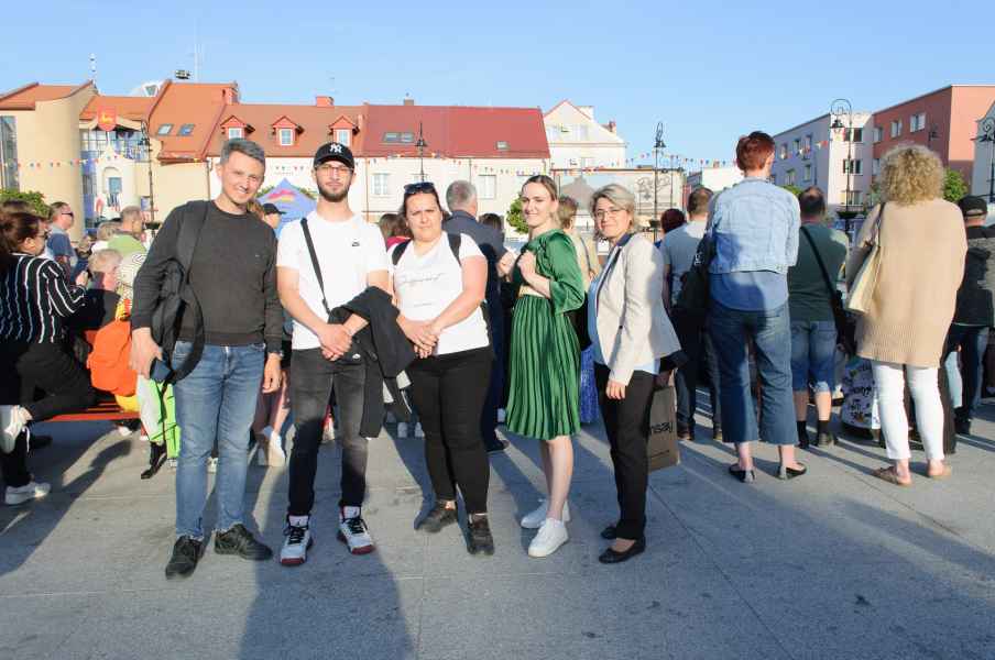 Zdjęcie grupowe na tle starego rynku w Łomży