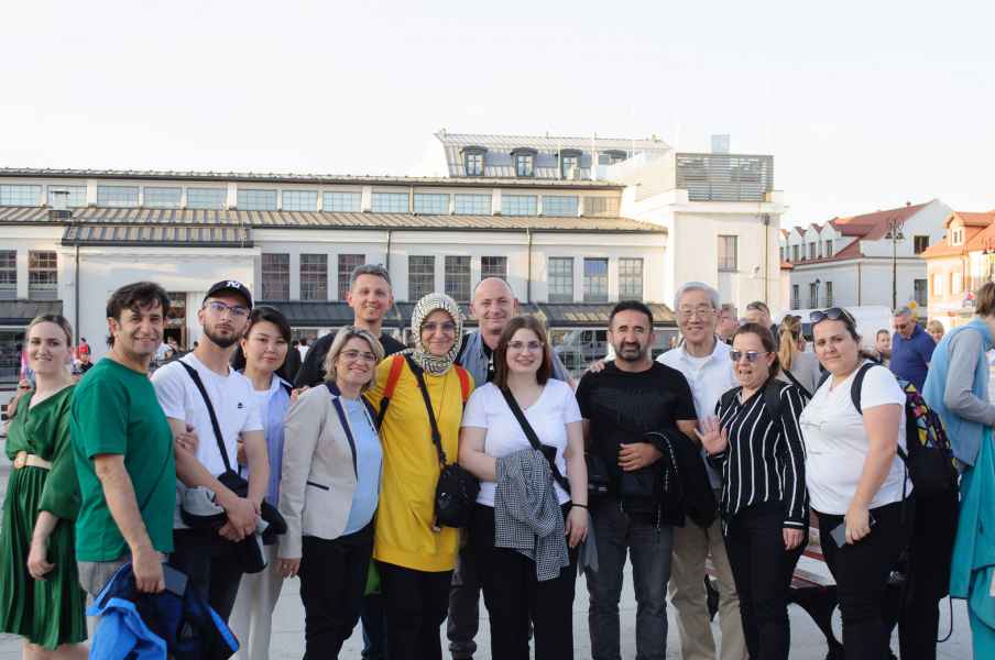 Zdjęcie grupowe na tle starego rynku w Łomży