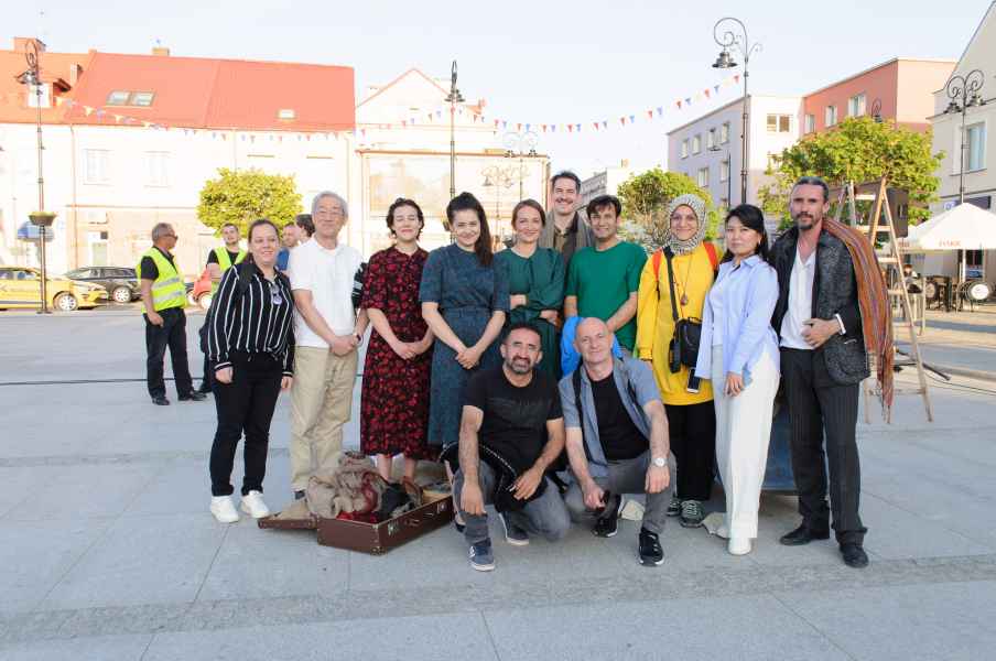 Zdjęcie grupowe na tle starego rynku Łomży 