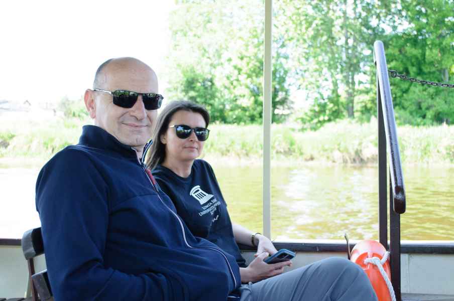 Kobieta i mężczyzna na rejsie gondolą