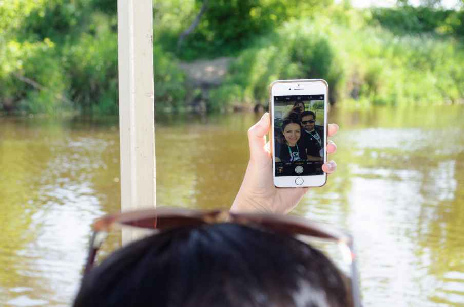 Kobieta robiąca zdjęcie smartfonem