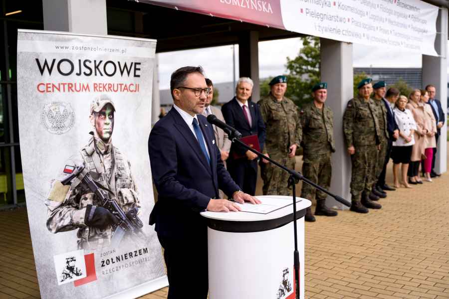 Przemowa gościa przy mównicy