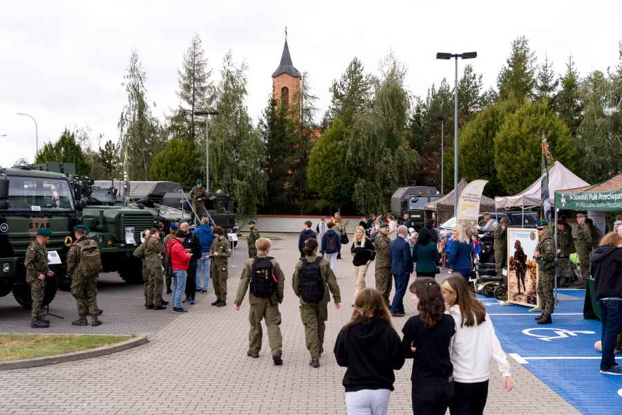 Grupa osób zwiedzących stoiska i sprzęt