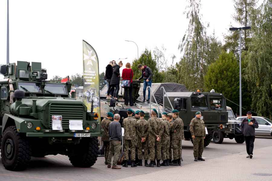 Żołnierze pokazujący samochody studentom