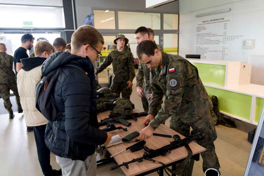 Wojskowi prezentują sprzęt studentom
