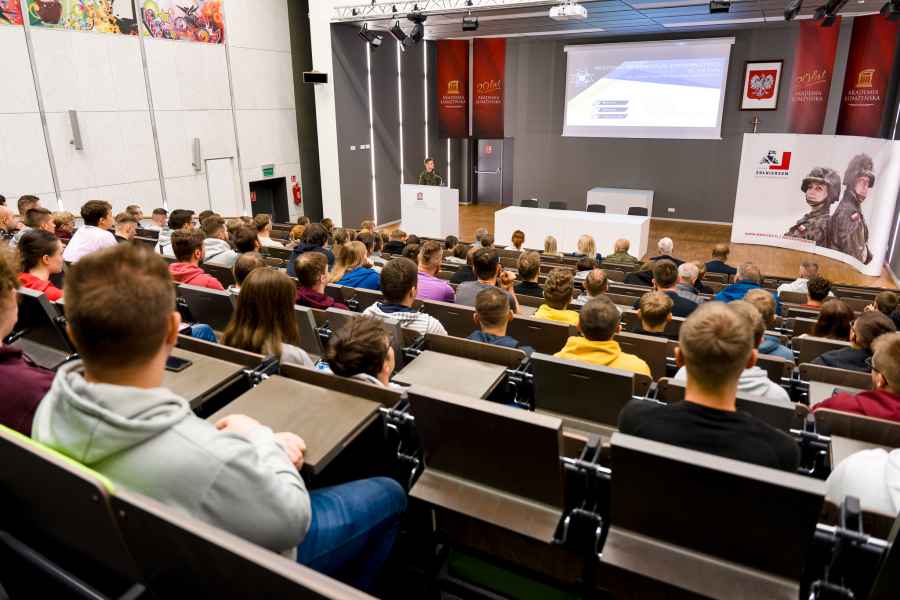 Grupa osób słuchająca wykładu na auli