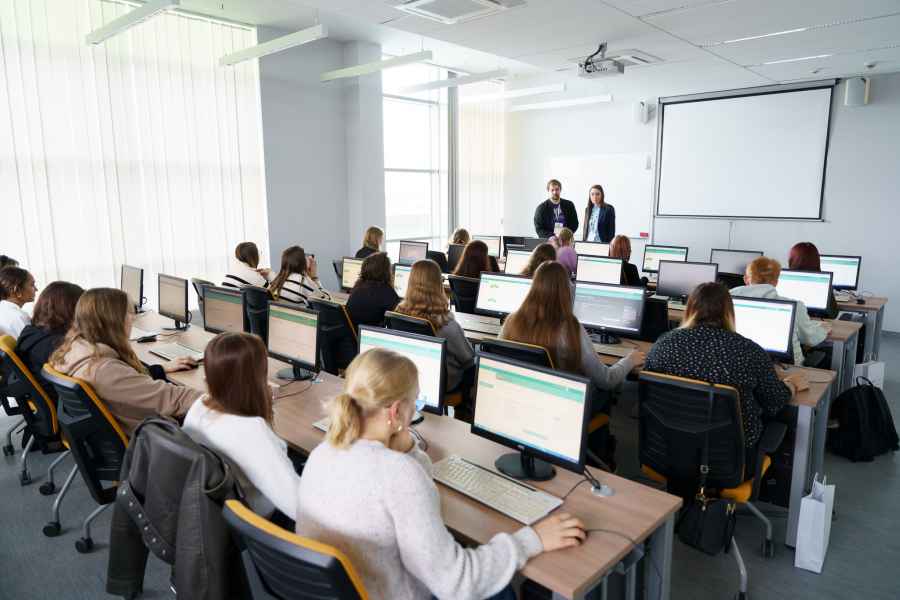 Uczniowie siedzący przy komputerach 