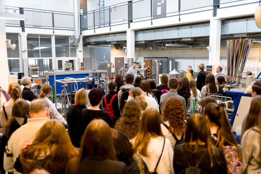 Grupa uczniów zwiedzających halę technologiczną