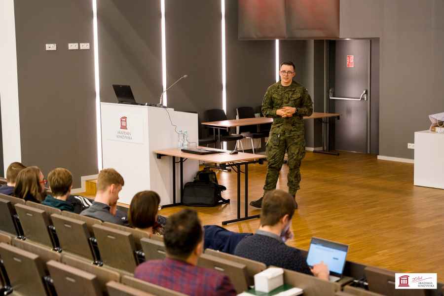 Uczestnicy konkursu i studenci słuchają głoszonego wykładu o cyberbezpieczeństwie