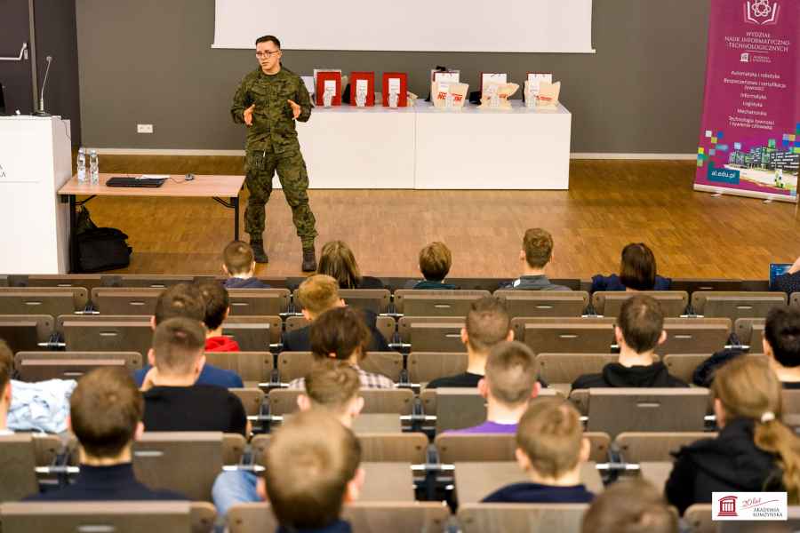 Uczestnicy konkursu i studenci słuchają głoszonego wykładu o cyberbezpieczeństwie