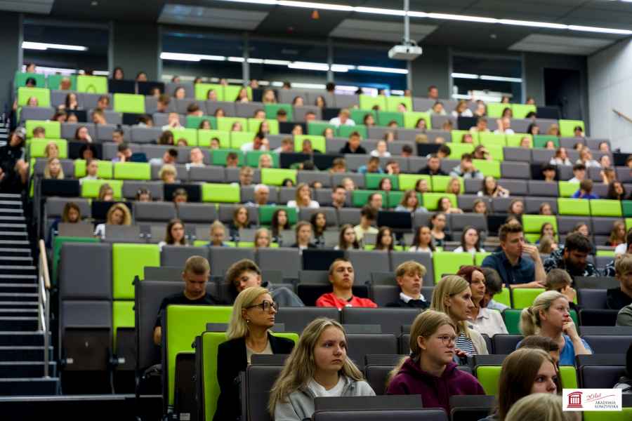 Duża grupa osób siedzących na aulii