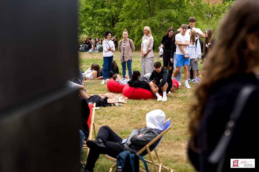 Grupa osób siedzących na leżakach