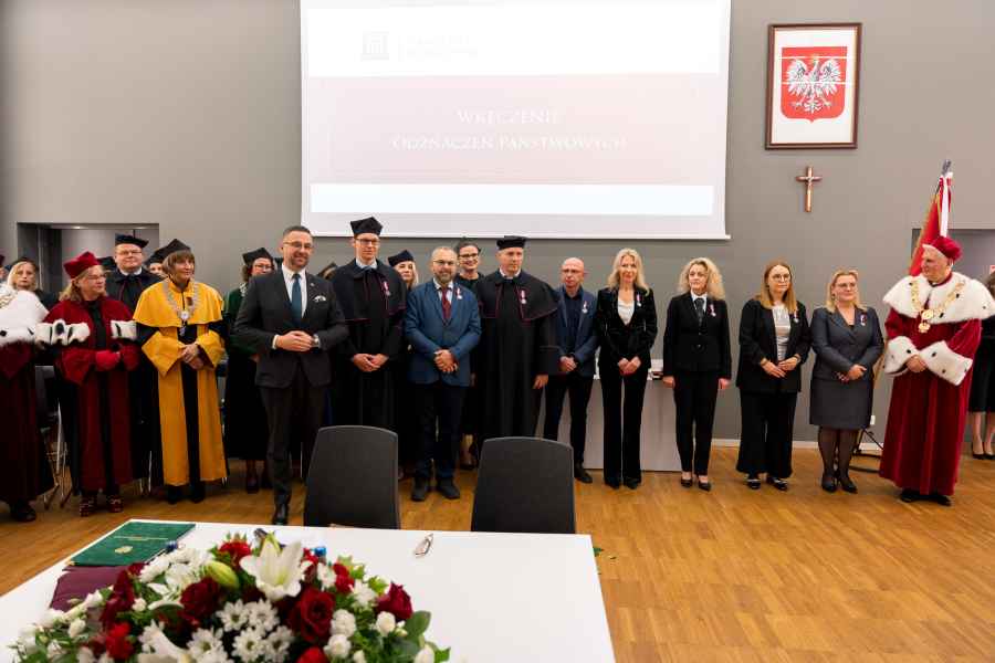 Na scenie stoją pracownicy Akademii Łomżyńskiej, następuje wręczenie Odznaczeń Państwowych