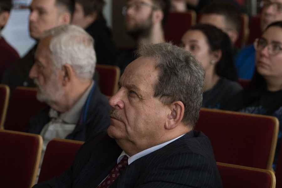 Uczestnicy słuchają prezentacji konferencyjnej