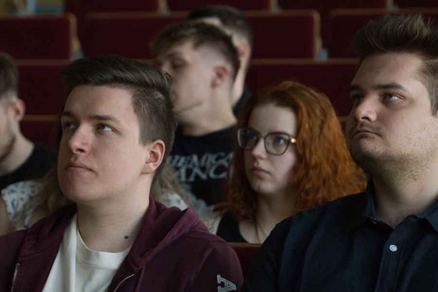 Uczestnicy słuchają prezentacji konferencyjnej
