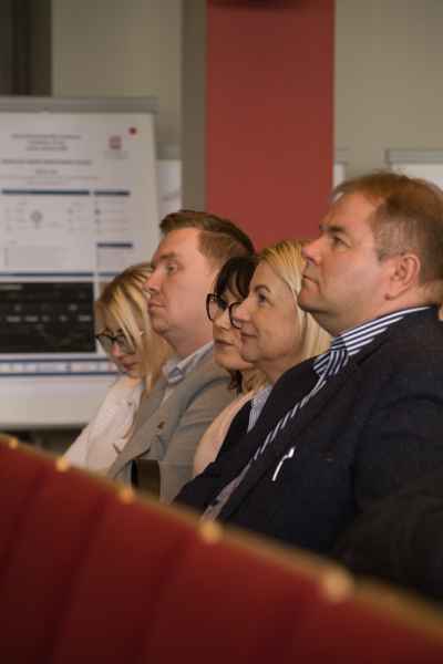 Uczestnicy konferencji słuchający prezentacji